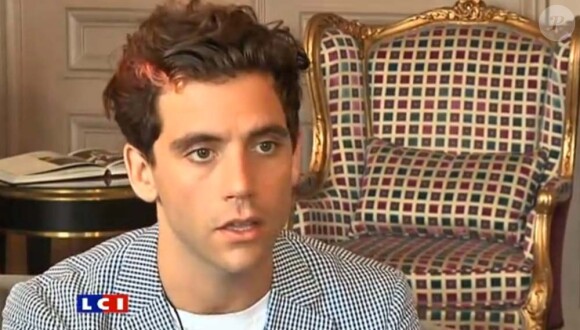 Mika en interview sur LCI en juin 2011 avant ses concerts français, le 9 juillet à Compiègne et le 13 à Ajaccio.