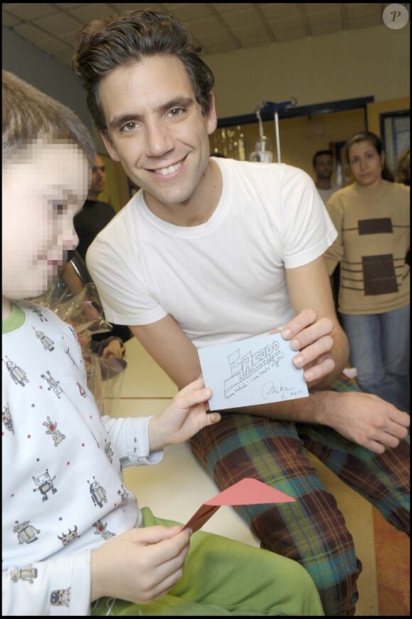 Mika visite l'hôpital San Raffaele à Milan, le 3 décembre 2010.