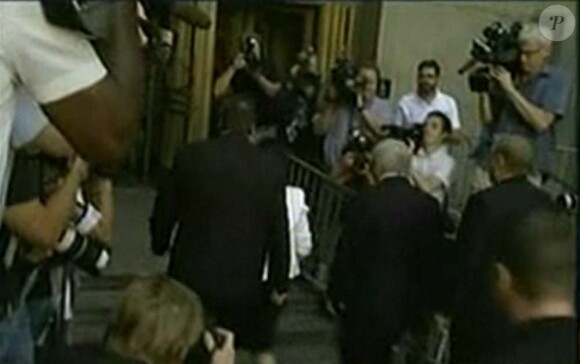 Dominique Strauss-Kahn arrive au tribunal de New York le 1er juillet 2011 avec sa femme Anne Sinclair.