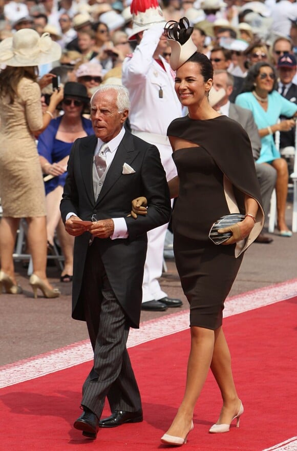 Giorgio Armani, bien accompagné, arrive à la cérémonie religieuse du mariage du prince Albert et de Charlene Wittstock, à Monaco, le 2 juillet 2011