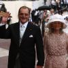 Roger Moore et son épouse arrivent à la cérémonie religieuse du mariage du prince Albert et de Charlene Wittstock, à Monaco, le 2 juillet 2011