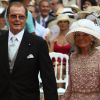 Roger Moore et son épouse arrivent à la cérémonie religieuse du mariage du prince Albert et de Charlene Wittstock, à Monaco, le 2 juillet 2011