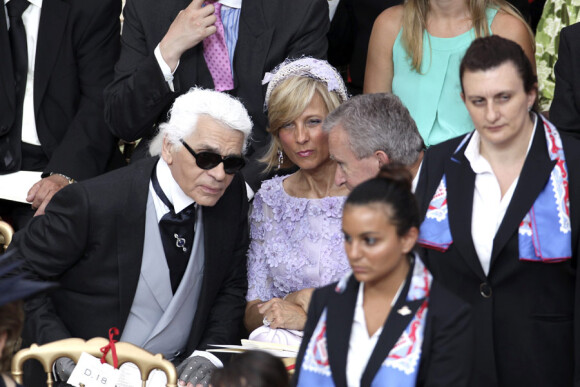 Bernard Arnault et son épouse Hélène discutent avec Karl Lagerfeld  avant le début de la cérémonie religieuse du mariage du prince Albert et de  Charlene Wittstock, à Monaco, le 2 juillet 2011
