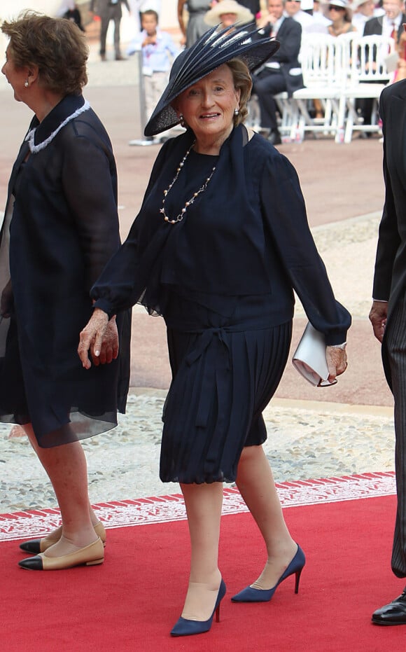 Bernadette Chirac arrive à la cérémonie religieuse du mariage du prince Albert et de  Charlene Wittstock, à Monaco, le 2 juillet 2011, sous une salve d'applaudissements.