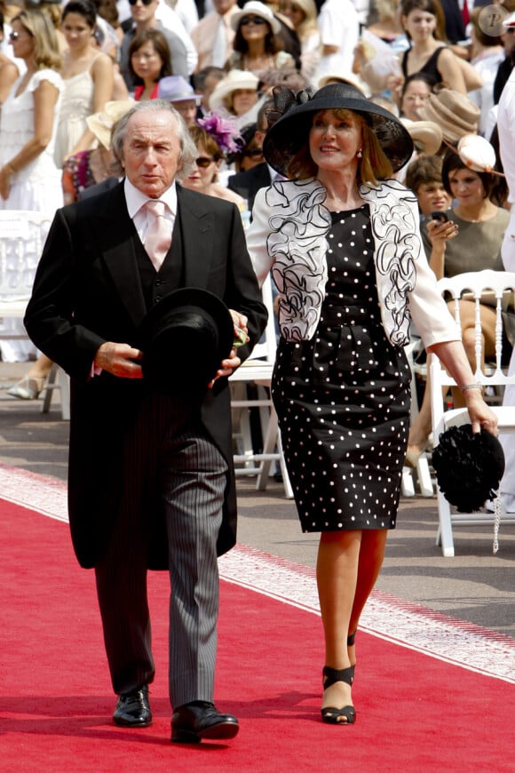 Le pilote de course Jacky Stewart et sa femme Helen arrivent dans la cour d'honneur du Palais princier où se déroule la cérémonie de mariage du Prince Albert avec Charlene Wittstock, le 2 juillet 2011 à Monaco