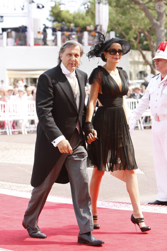 Le tennisman Ilie Nastase et sa femme Amalia arrivent dans la cour d'honneur du Palais princier où se déroule la cérémonie de mariage du Prince Albert avec Charlene Wittstock, le 2 juillet 2011 à Monaco