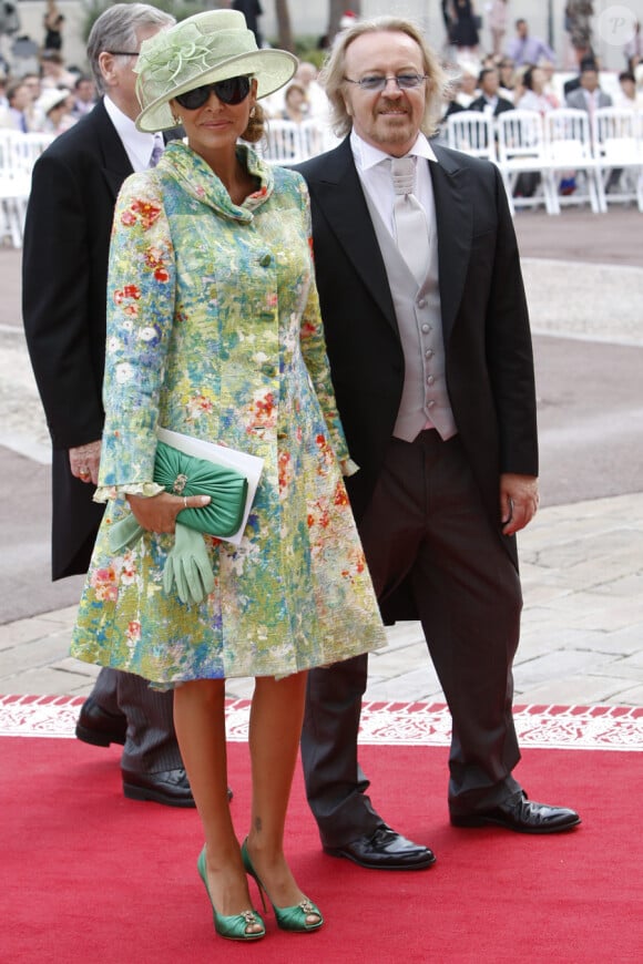 Umberto Tozzi et sa compagne arrivent dans la cour d'honneur du Palais princier où se déroule la cérémonie de mariage du Prince Albert avec Charlene Wittstock, le 2 juillet 2011 à Monaco