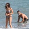 Zac Efron et Ashley Tisdale semblent très proches sur ces clichés pris le samedi 3 juillet sur la plage de Malibu (Los Angeles).