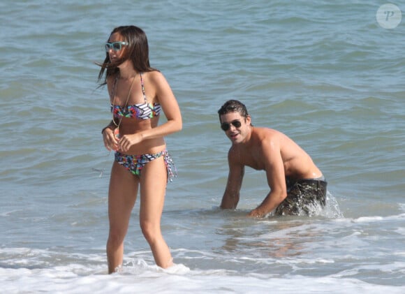 Zac Efron et Ashley Tisdale semblent très proches sur ces clichés pris le samedi 3 juillet sur la plage de Malibu (Los Angeles).