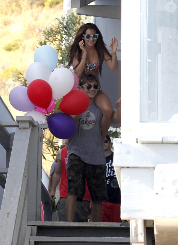 Zac Efron et Ashley Tisdale apparaîssent très proches alors qu'ils se rendent à la plage, samedi 2 juillet à Malibu (Los Angeles).