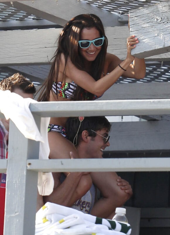 Zac Efron et Ashley Tisdale apparaîssent très proches alors qu'ils se rendent à la plage, samedi 2 juillet à Malibu (Los Angeles).