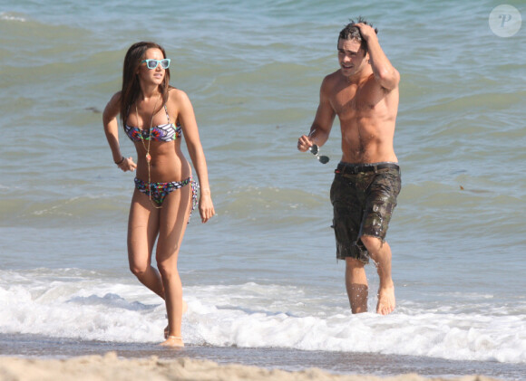 Zac Efron et Ashley Tisdale semblent très proches sur ces clichés pris  le samedi 3 juillet sur la plage de Malibu (Los Angeles).