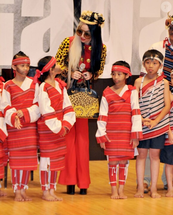 Lady Gaga entourée d'enfants le dimanche 3 juillet 2011 à Taïwan. Les enfants ont réalisé une danse traditionnelle, inspirée par la traduction du mot Gaga en langue atayal, langue aborigène du nord de Taïwan.