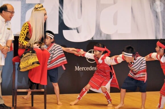 Lady Gaga entourée d'enfants le dimanche 3 juillet 2011 à Taïwan. Les enfants ont réalisé une danse traditionnelle, inspirée par la traduction du mot Gaga en langue atayal, langue aborigène du nord de Taïwan.
