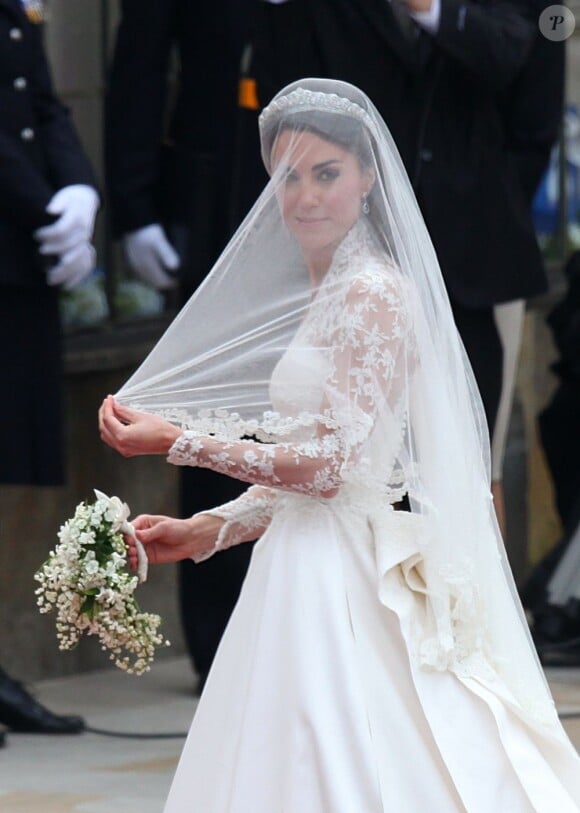 Kate Middleton arrive à l'abbaye de Westminster dans sa sublime robe de mariée signée Sarah Burton pour Alexander McQueen. A Londres, le 29 Avril 2011.