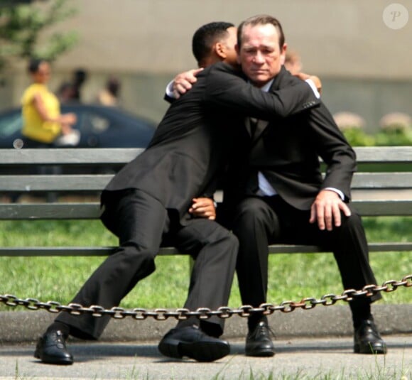 Will Smith et Tommy Lee Jones s'embrassent le 18 juin 2011 à New York durant le tournage de Men in Black 3