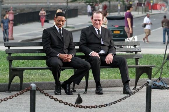 Will Smith et Tommy Lee Jones souriants le 18 juin 2011 à New York durant le tournage de Men in Black 3