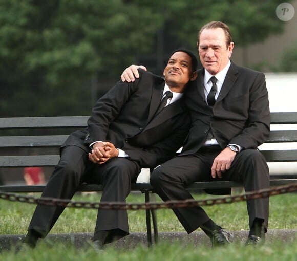 Will Smith enfantin dans les bras de Tommy Lee Jones le 18 juin 2011 à New York durant le tournage de Men in Black 3
