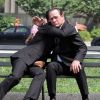 Will Smith et Tommy Lee Jones se tapent sur l'épaule le 18 juin 2011 à New York durant le tournage de Men in Black 3