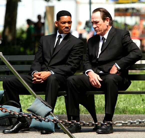 Will Smith et Tommy Lee Jones sérieux  durant le tournage de Men in Black 3 le 18 juin 2011 à New York