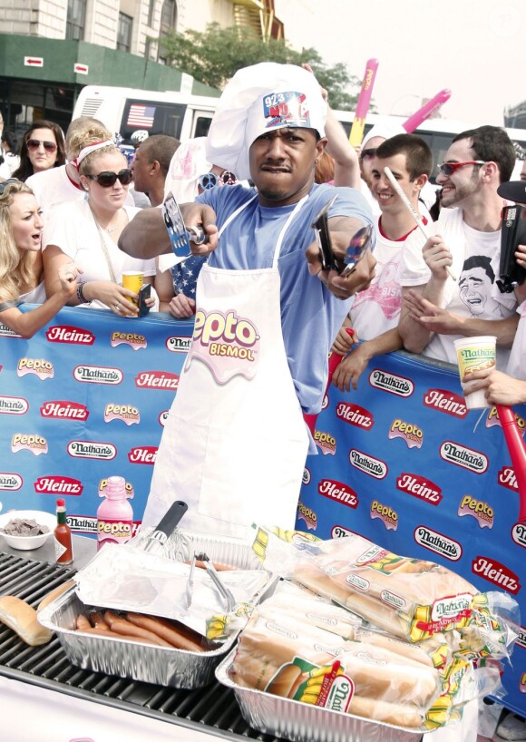 Nick Cannon en vendeur de hot-dogs à New York le 4 juillet 2011