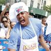 Nick Cannon en vendeur de hot-dogs à New York le 4 juillet 2011