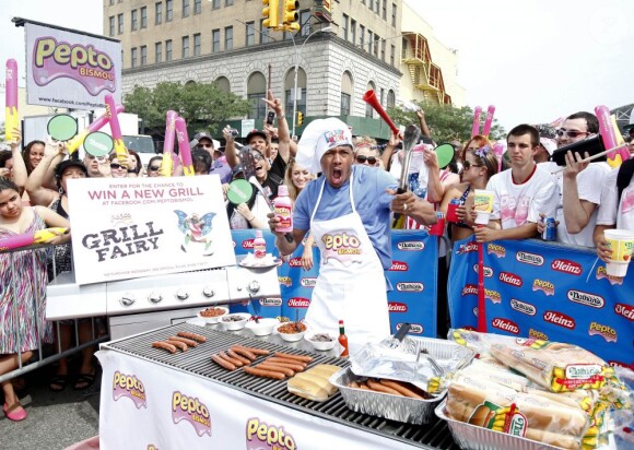 Nick Cannon en vendeur de hot-dogs à New York le 4 juillet 2011