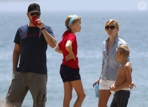 Reese Witherspoon profite d'un moment en famille avec ses enfants Ava et Deacon et son mari Jim Toth, pour célébrer la journée de l'indépendance des Etats-Unis. Malibu, 4 juillet 2011