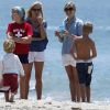 Reese Witherspoon garde le sourire surtout lorsqu'elle est entourée de ses proches. Malibu, 4 juillet 2011