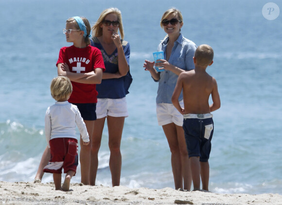 Reese Witherspoon garde le sourire surtout lorsqu'elle est entourée de ses proches. Malibu, 4 juillet 2011