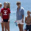 Reese Witherspoon profite d'un moment en famille et entre amis à la plage, pour célébrer la journée de l'indépendance des Etats-Unis. Malibu, 4 juillet 2011