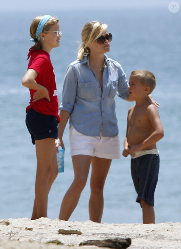 Reese Witherspoon profite d'un moment en famille et entre amis à la plage, pour célébrer la journée de l'indépendance des Etats-Unis. Malibu, 4 juillet 2011