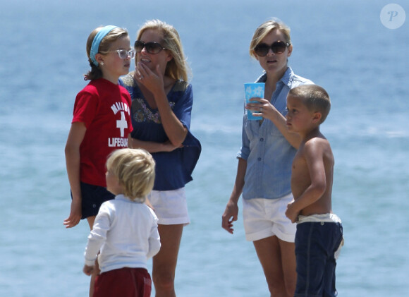 Casual mais toujours ravissante, Reese Witherspoon profite d'un moment en famille et entre amis à la plage, pour célébrer la journée de l'indépendance des Etats-Unis. Malibu, 4 juillet 2011