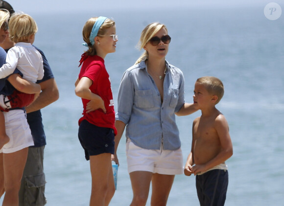 Ava et Deacon, les enfants de Reese Witherspoon, sont les portraits crachés de l'actrice. Malibu, 4 juillet 2011