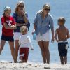 Après l'effort, le réconfort ! Reese Witherspoon profite d'un moment en famille et entre amis à la plage, pour célébrer la journée de l'indépendance des Etats-Unis. Malibu, 4 juillet 2011