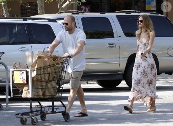 Rosie Huntington-Whiteley et Jason Statham font des courses en amoureux le 4 juillet 2011 à Malibu