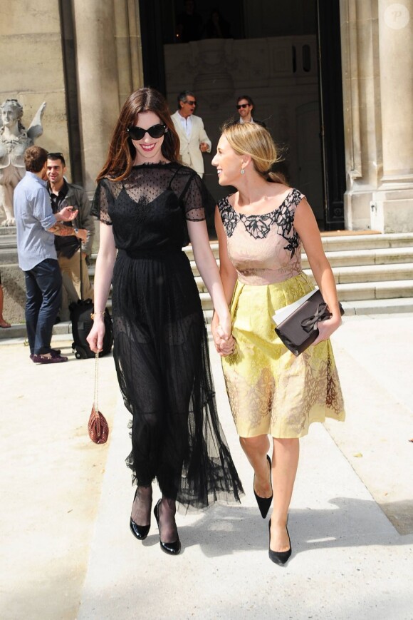 Anne Hathaway lors du défilé Valentino Haute Couture le 6 juillet 2011