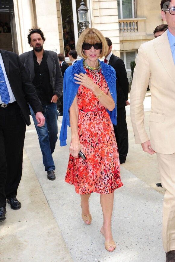 Anna Wintour très colorée lors du défilé Valentino Haute Couture le 6 juillet 2011