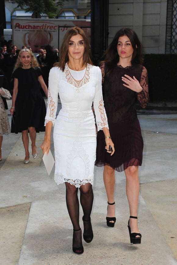 Carine Roitfeld et sa fille Julia Restoin, très complices, ont assisté au défilé Valentino Haute Couture le 6 juillet 2011