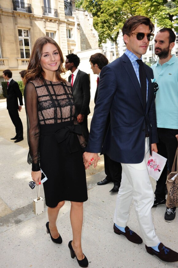 Olivia Palermo toujours souriante au bras de son homme lors du défilé Valentino Haute Couture le 6 juillet 2011