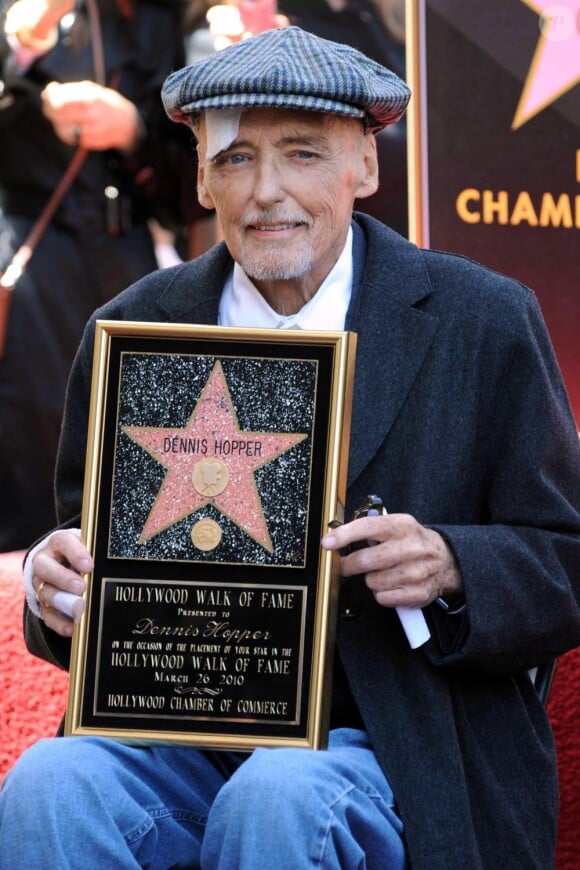 C'est un Dennis Hopper affaibli par la maladie qui se fait immortalisé sur le Walk Of Fame à Hollywood. Los Angeles, le 26 Mars 2010.