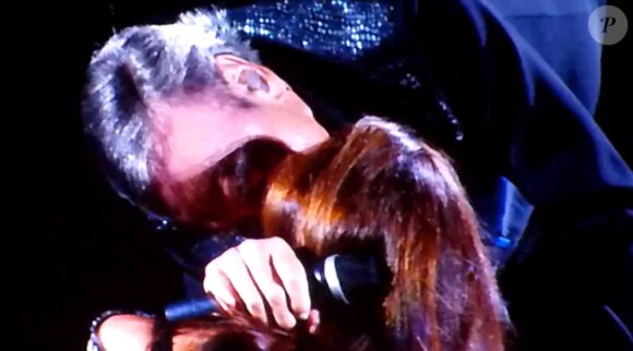 A Birmingham le 30 juin 2011, Neil Diamond, 70 ans, a échangé un baiser extrêmement langoureux avec une jeune femme, au bord de la scène, au beau milieu de son interprétation de Girl, you'll be a woman soon.