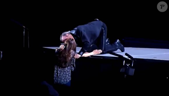 Le 30 juin 2011, Neil Diamond, 70 ans, a échangé à Birmingham un baiser extrêmement langoureux avec une jeune femme, au bord de la scène, au beau milieu de son interprétation de Girl, you'll be a woman soon.