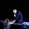En concert à Birmingham le 30 juin 2011, Neil Diamond, 70 ans, a échangé un baiser extrêmement langoureux avec une jeune femme, au bord de la scène, au beau milieu de son interprétation de Girl, you'll be a woman soon.