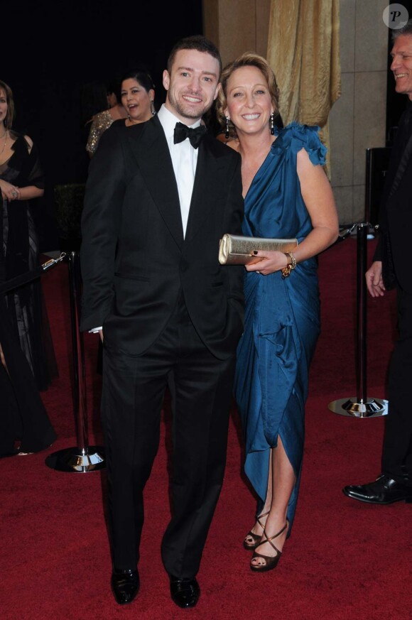 Justin Timberlake et sa mère Lynn Harlesss, à Los Angeles, le 27 février 2011.