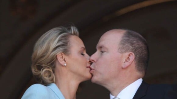 Albert et Charlene, mariage en danger: de baisers biaisés en lune de miel agitée
