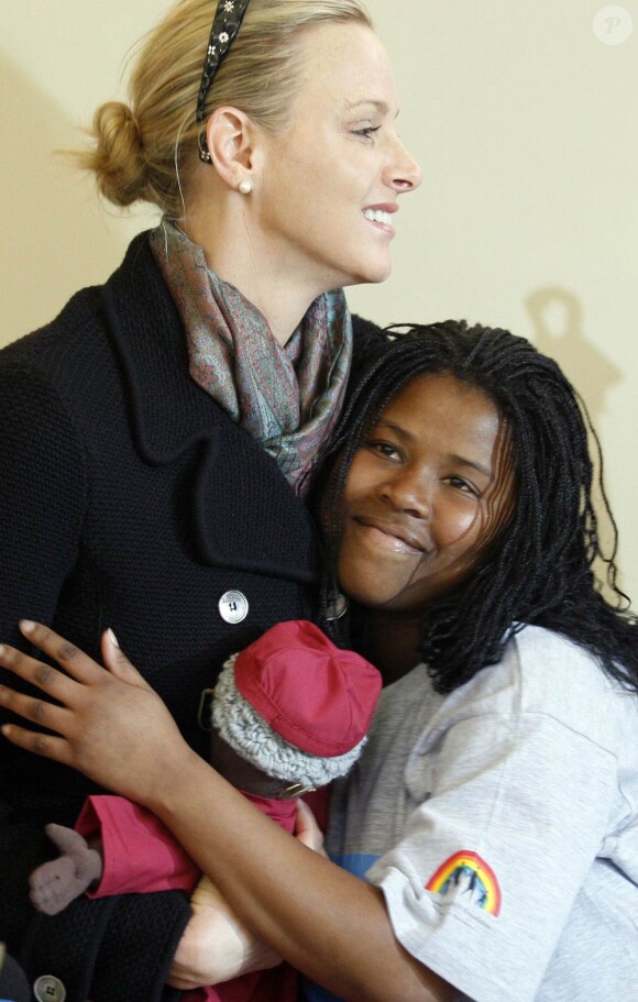 Charlene Wittstock a retrouvé le sourire en Afrique du Sud, notamment lors de sa rencontre avec Desmond Tutu et de ses déplacements auprès d'associations, lors sa lune de miel passablement perturbée avec le prince Albert début juillet 2011.