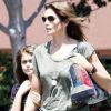 Cindy Crawford et sa fille Kaia dans les rues de Los Angeles avec un look identique. Le 8 juillet.