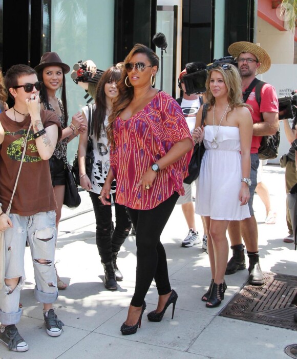 Mel B, enceinte, est accompagnée par des candidats de l'émission télévisée X Factor en Australie. Los Angeles, 8 juillet 2011