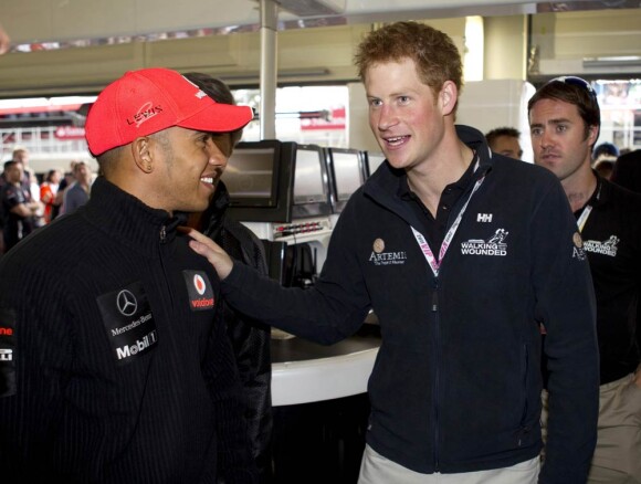 Harry aurait bien aimé voir son compatriote Lewis Hamilton l'emporter lors du Grand Prix de Grande-Bretagne.
Le prince Harry de Galles était en mission à Silverstone le 10 juillet 2011 : après avoir découvert le course de l'intérieur au sein des paddocks, il remettait le trophée au vainqueur, l'Espagnol Fernando Alonso.